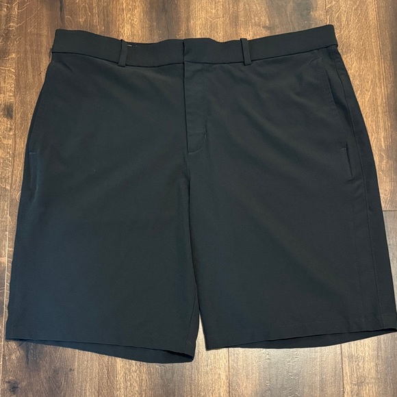 Nike Men's Lightweight Sporty Black Flat Front Shorts with Pockets - Picture 1 of 2
